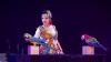 Rund 3000 Menschen besuchen am Donnerstag (12.12.24) die Premiere des Weihnachtscircus Krone auf der Talavera in Würzburg. Der Circus gastiert noch bis zum 06.01.25 in der Domstadt. Auftritt von: Laura Urunova mit ihrer Papageien-Show.