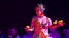 Rund 3000 Menschen besuchen am Donnerstag (12.12.24) die Premiere des Weihnachtscircus Krone auf der Talavera in Würzburg. Der Circus gastiert noch bis zum 06.01.25 in der Domstadt. Auftritt von: Laura Urunova mit ihrer Papageien-Show.
