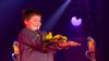 Rund 3000 Menschen besuchen am Donnerstag (12.12.24) die Premiere des Weihnachtscircus Krone auf der Talavera in Würzburg. Der Circus gastiert noch bis zum 06.01.25 in der Domstadt. Auftritt von: Laura Urunova mit ihrer Papageien-Show.
