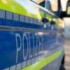 Ein dunkel gekleideter Mann belästigte am Donnerstagabend in Bad Königshofen eine 15-Jährige. Die Polizeistation Bad Königshofen bittet nun um Zeugenhinweise.