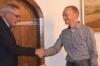 Bürgermeister Peter Kraus (links) nahm dem neuen Stadtratsmitglied Armin Sperlich den Eid ab.