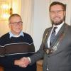 Klaus Schraut (links) wurde in Wiesentheid als neuer Gemeinderat von Bürgermeister Klaus Köhler vereidigt. Klaus Schraut (links) wurde in Wiesentheid als neuer Gemeinderat von Bürgermeister Klaus Köhler vereidigt.