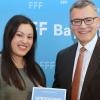 Carolin Dunst vom Kino Burg-Lichtspiele bekam 2023 die Urkunde für den Filmprogrammpreis von Staatsminister Florian Hermann überreicht. 2024 konnte die Familie nicht persönlich an der Preisverleihung teilnehmen.