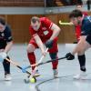 Philip Bleibaum (Mitte) vom HTC Würzburg setzt sich gegen Leon Spitzbart (links) und Julius Becker von der HG Nürnberg durch. Die Würzburger verloren in der Zweiten Hallenhockey-Bundesliga Süd ihr Heimspiel gegen die Nürnberger.