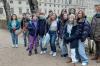 Französische Schülergruppe mit ihren Lehrerinnen vor der Residenz.