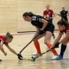 Anna Löffler (schwarzes Trikot) vom HC Schweinfurt versucht, sich gegen zwei Würzburgerinnen durchzusetzen. Die Frauenmannschaft aus Schweinfurt spielt eine bislang gute Hallenrunde in der Verbandsliga Nord.