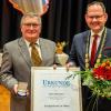 Stadtrat Theo Dittmaier (links) wurde von Bürgermeister Michael Hombach für seine langjährigen Verdienste für die Stadt Karlstadt geehrt.