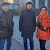 Stadtteilbegehung der ÖDP in Rottenbauer: Fraktionsvorsitzender Raimund Binder (Zweiter von links)  und  Stadträtin Christiane Kerner kamen mit Bewohnern ins Gespräch.