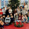 Im Bild: Rektorin Sabrina Neckov und Lehrerin Daniela Kaiser mit Kindern der Rückert-Grundschule. Zu sehen sind die Pakete an die Rumänienhilfe und der Weihnachtsbaum, der von den Kindern mit selbst hergestelltem Christbaumschmuck dekoriert wurde.