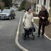 Kleine Verschnaufpause auf dem Weg ins Seniorencafé: Bewohnerinnen und Bewohner der Seniorenanlage Miravilla freuen sich über den neuen Gehsteig. 