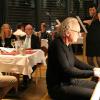 Jahresabschlusssitzung des Stadtrats Gemünden im Hotel Koppen. Bürgermeister Jürgen Lippert lauscht nach seiner Rede Musikschulleiter Mathias Weis am Klavier und dessen Nachfolgerin Anja Schlundt an der Geige.