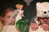 Schatzkiste voller Fundstücke: Hilda Gardner und Sven Höhnke oder doch die Schulsekretärin und der Hausmeister oder Barbie und der Eisbär im neuen Kinderstück im Würzburger Theater am Neunerplatz. 