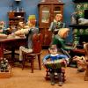 Eine Puppenstube zeigt eine Familienszene mit Puppenvater in der Uniform des Ersten Weltkrieges.