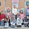 Auf dem Bild zu sehen sind von links OStR Rudolf Dotzauer, Katja Then (Fachschaft Kunst), Schulleiter Markus Arneth, Layla d’Angelo (6b), Luisa Rost (6a), Lena Zirk (6c), Aurelia Scheiner (6c), Sophia Geiger (6a), Katharina Klencz (6b), Marie Reuter (6b), Hossna Nabizada (6c), Louis Wagner (6a), Lions-Club-Activity-Beauftragter Siegbert Borst und Lions-Präsident Roman Riedel.