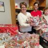 Anett Dymalla (Rektorin), Cornelia Dürr (Religionslehrkraft) und Traudl Baier (Ochsenfurter Tafel) bei der Übergabe der Weihnachtstüten.