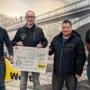 Scheckübergabe des Gebhardt Bauzentrum an den Wohltätigkeitsverein „Hoffnung schenken“  mit Julian Schrodt (von links, Prokurist Gebhardt Bauzentrum), Heiko Schramm (Schriftführer Hoffnung Schenken), Andreas Hamburger (Kassier Hoffnung Schenken) und Philipp Hofmann (Niederlassungsleiter Gebhardt Bauzentrum Marktheidenfeld/Höchberg).