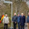 Erinnerung an eine engagierte Bürgerin (von links): Oberbürgermeister Christian Schuchardt, Stadtrat Willi Dürrnagel, Stadtheimatpfleger Hans Steidle, der frühere Stadtrat Heinrich Jüstel, Ehrenbürger Josef Schuster und Stadtarchivleiter Axel Metz bei der Enthüllung des neuen Straßenschilds in der Klara-Ullmann-Straße.