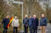 Erinnerung an eine engagierte Bürgerin (von links): Oberbürgermeister Christian Schuchardt, Stadtrat Willi Dürrnagel, Stadtheimatpfleger Hans Steidle, der frühere Stadtrat Heinrich Jüstel, Ehrenbürger Josef Schuster und Stadtarchivleiter Axel Metz bei der Enthüllung des neuen Straßenschilds in der Klara-Ullmann-Straße.
