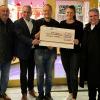 Freude über die Spende (von links): Bernhard Christof, Paul Lehrieder MdB., Rainer Schömig, Luisa Schömig und Domkapitular Clemens Bieber.
