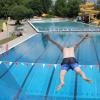 Manchmal ist Politik wie ein Sprung ins Ungewisse: Oberbürgermeister Stefan Güntner eröffnete Mitte Juni das sanierte Kitzinger Freibad.