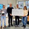 Bei der Spendenübergabe in den Räumen des Startup-Labs Werk:Raum in der Schweinfurter Landwehrstraße (v. li.): Stefan Kuhn, Prof. Dr.-Ing. Andreas Schiffler, Geschäftsführer Michael Hußlein, Lisa Lehmann und Katharina Pfeuffer.