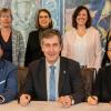 Bei der Unterzeichnung der Kooperationsvereinbarung (von links). Vorne Simon Veit  (Prokurist MVZ KWM), OB Christian Schuchardt, Sozialreferentin Hülya Düber, hinten Kathrin Speck (Geschäftsführerin Paritätischer Unterfranken), Susanne Wundling (Selbsthilfeberatung Aktivbüro), Kristin Funk (Leiterin Aktivbüro Stadt Würzburg), Anja Kromczynski (Kaufmännische Leitung MVZ KWM.
