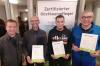 Tristan Vogt, Kreisfachberater für Gartenkultur und Landespflege (links), freut sich, dass Marco Kleinhenz, Jonas Werner und Michael Beck ihre Ausbildung zum qualifizierten Obstbaumpfleger erfolgreich abgeschlossen haben.