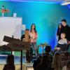 Die Theatergruppe der Wilhelm-Sattler-Realschule führt am Weihnachtsmarkt ihr Theatrstück auf.