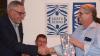 Zweiter Bürgermeister Armin Grötsch (rechts) danke in der Jahresschlusssitzung Bürgermeister Peter Kraus für dessen Engagement für die Stadt Mainbernheim.