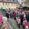 Absolutes Highlight des Rahmenprogramms der diesjährigen Veitshöchheimer Altortweihnacht war de Auftritt der Kinderchöre der Musikschule auf der Rampe vor dem Mittelbau im Rathaushof.