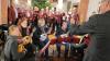Der Thüngener Männerchor unter der Leitung von Johannes Gräbe-Bareuther und das Zupf-Ensemble-Lohr unter der Leitung von Petra Breitenbach brachten zur Thüngener GlühWeihnacht eine weihnachtliche Stimmung in die St. Georgskirche.