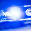 Ein Blaulicht leuchtet an einer Polizeistreife (Symbolbild)
