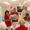 Die Mitwirkenden beim Gottesdienst und Mitarbeiterinnen der Tagespflege Lisa Heidrich und Susanne Kirchner mit einem Weihnachtsgruß von „Generation plus“ zusammen mit Diakon Lorenz Kleinschnitz.