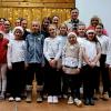 Im Bild: Jonas Prause (2. Vorsitzende), Mia Handel, Hannah Krispin, Anna-Sophia Landeck (Trainer, Betreuer der Korbballerinnen), Alexander Zehe (Koordinationstrainer), Petra Weingart (1. Vorsitzende), die Mädchen der Korbball-Jugend 9, -Jugend 12 und -Jugend 15.