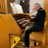 Tjeu Zeijen, der berühmte Organist aus den Niederlanden, schöpft hier mit voller Freude das große Orgelwerk mit seinen drei Manualen und dem Pedaleinsatz voll aus. Tjeu Zeijen, der berühmte Organist aus den Niederlanden, schöpft hier mit voller Freude das große Orgelwerk mit seinen drei Manualen und dem Pedaleinsatz voll aus.