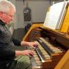 Tjeu Zeijen kennt und liebt die Ebelsbacher "Hoffmann-Orgel" mit ihrer barocken Ausrichtung und den modernen Setzerkombinationen.
