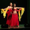 330 Menschen besuchen am Montag (30.12.24) die Jahresabschluss-Gala des KulturPackts im Evangelischen Gemeindehaus in Schweinfurt. Rund 70 Künstlerinnen und Künstler treten bei dem etwa dreistündigen Programm auf. Das Duo Lahab der Tanzgruppe Shazanara führt einen Fächerschleihertanz auf.