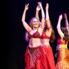 330 Menschen besuchen am Montag (30.12.24) die Jahresabschluss-Gala des KulturPackts im Evangelischen Gemeindehaus in Schweinfurt. Rund 70 Künstlerinnen und Künstler treten bei dem etwa dreistündigen Programm auf. Die Tanzgruppe Shazanara führt das temperamentvolle Stück "Waheshny" auf.