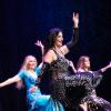 330 Menschen besuchen am Montag (30.12.24) die Jahresabschluss-Gala des KulturPackts im Evangelischen Gemeindehaus in Schweinfurt. Rund 70 Künstlerinnen und Künstler treten bei dem etwa dreistündigen Programm auf. Die Tanzgruppe Shazanara entführt in die Welt des Orients.