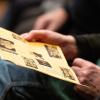 330 Menschen besuchen am Montag (30.12.24) die Jahresabschluss-Gala des KulturPackts im Evangelischen Gemeindehaus in Schweinfurt. Rund 70 Künstlerinnen und Künstler treten bei dem etwa dreistündigen Programm auf.