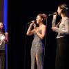 330 Menschen besuchen am Montag (30.12.24) die Jahresabschluss-Gala des KulturPackts im Evangelischen Gemeindehaus in Schweinfurt. Rund 70 Künstlerinnen und Künstler treten bei dem etwa dreistündigen Programm auf. Im Bild: das dreistimmige Gesangstrio Candy Girls, die Jazz und Pop miteinander verbinden.