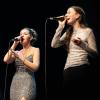 330 Menschen besuchen am Montag (30.12.24) die Jahresabschluss-Gala des KulturPackts im Evangelischen Gemeindehaus in Schweinfurt. Rund 70 Künstlerinnen und Künstler treten bei dem etwa dreistündigen Programm auf. Im Bild: das dreistimmige Gesangstrio Candy Girls, die Jazz und Pop miteinander verbinden.