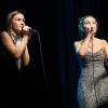 330 Menschen besuchen am Montag (30.12.24) die Jahresabschluss-Gala des KulturPackts im Evangelischen Gemeindehaus in Schweinfurt. Rund 70 Künstlerinnen und Künstler treten bei dem etwa dreistündigen Programm auf. Im Bild: das dreistimmige Gesangstrio Candy Girls, die Jazz und Pop miteinander verbinden.