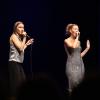 330 Menschen besuchen am Montag (30.12.24) die Jahresabschluss-Gala des KulturPackts im Evangelischen Gemeindehaus in Schweinfurt. Rund 70 Künstlerinnen und Künstler treten bei dem etwa dreistündigen Programm auf. Im Bild: das dreistimmige Gesangstrio Candy Girls, die Jazz und Pop miteinander verbinden.