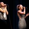 330 Menschen besuchen am Montag (30.12.24) die Jahresabschluss-Gala des KulturPackts im Evangelischen Gemeindehaus in Schweinfurt. Rund 70 Künstlerinnen und Künstler treten bei dem etwa dreistündigen Programm auf. Im Bild: das dreistimmige Gesangstrio Candy Girls, die Jazz und Pop miteinander verbinden.