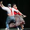 330 Menschen besuchen am Montag (30.12.24) die Jahresabschluss-Gala des KulturPackts im Evangelischen Gemeindehaus in Schweinfurt. Rund 70 Künstlerinnen und Künstler treten bei dem etwa dreistündigen Programm auf. Rockabilly Jive der 50er Jahre bieten die Rockabilly Tigers.