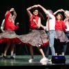 330 Menschen besuchen am Montag (30.12.24) die Jahresabschluss-Gala des KulturPackts im Evangelischen Gemeindehaus in Schweinfurt. Rund 70 Künstlerinnen und Künstler treten bei dem etwa dreistündigen Programm auf. Rockabilly Jive der 50er Jahre bieten die Rockabilly Tigers.