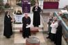 Beauftragungsgottesdienst in der Geröder Pfarrkirche mit Martin Hentschel (Mitte), dahinter Dekan Till Roth und links Pfarrerin Regina Schenk.