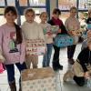 Erst unter dem Christbaum gesammelt und dann für den Transport nach Rumänien verladen: Die Weihnachtspäckchen der Grundschule Kitzingen-Siedlung.
