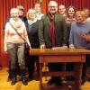 Michael Trischan las in Bischofsheim weihnachtliche Geschichten und amüsierte mit seiner Darbietung die wenigen Gäste, die am Ende alle aufs Gruppenbild passten.